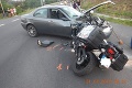 Vážna nehoda v okrese Krupina: Mladý vodič autom zrámoval dvoch motorkárov