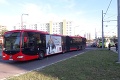Poplach v bratislavskej Dúbravke: Autobus sa zrazil s električkou, ktorá sa vykoľajila