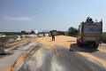 Kamión zablokoval štyri pruhy diaľnice D1 v smere z Bratislavy do Trnavy: Ľudia boli bez vody celé hodiny!