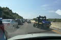 Kamión zablokoval štyri pruhy diaľnice D1 v smere z Bratislavy do Trnavy: Ľudia boli bez vody celé hodiny!