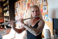 Dve tváre učiteľky hudby Ingrid: Cez deň nežná flautistka a večer rozdáva rany
