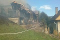 Desiatky hasičov v Liptove bojujú s ohňom: Požiar jednej chaty sa rozšíril aj na ďalšiu