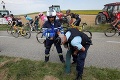 Problémy na trati 16. etapy: Konflikt riešila polícia, cyklisti sa sťažovali na bolesť očí!