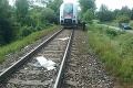 Vlak sa zrazil s nákladiakom: Zraneného vodiča z auta vyslobodzovali