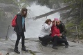 Turisti v Tatrách riskujú svoje životy: Fotia sa pri rozbúrenej vode! Neodolal ani slávny lyžiar
