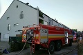 Poplach v bratislavskom Ružinove: Hasiči zasahujú pri požiari na balkóne bytu