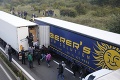 V opustenom kamióne našli stovku migrantov: 8 z nich zomrelo, ostatní sú v zúboženom stave