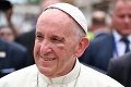 Pápež sa zranil pri prudkom zabrzdení papamobilu: Z návštevy Kolumbie si odváža škaredú pamiatku na tvári!