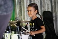 Talent malej hudobníčky z Bratislavy nadchol aj profesionálov: 5-ročná Emka hrá na bicích ako bohyňa!