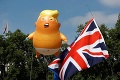 Toto sa americkému prezidentovi páčiť nebude: Demonštranti v centre Londýna vypustili balón zosmiešňujúci Trumpa