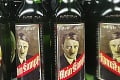 Nechutné etikety pobúrili slovenských dovolenkárov v Taliansku: Hitler s Mussolinim na fľašiach s chľastom!