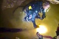 Záchrana uviaznutých futbalistov pokračuje: Potápačom sa podarilo vyslobodiť piateho chlapca