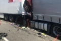 Po zrážke troch kamiónov hlásia mŕtveho, D2 je uzavretá: Hrozivý pohľad na zdemolovanú kabínu vodiča