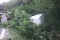 Nehoda v okrese Bytča: Dodávka so siedmimi ľuďmi skončila v priekope