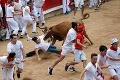 Býk nabral na rohy jedného bežca, ďalší štyria sa zranili: V Španielsku sa konal tradičný beh s býkmi