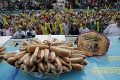 Američania súťažili v jedení hot dogov: Šialené, koľko ich za 10 minút zošrotoval víťaz