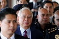 Malajzijského expremiéra zadržala polícia: Za korupčný škandál mu hrozí až 20 rokov v base