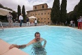 Taliansky minister si vystrelil z mafiánov: Najprv sa vykúpal v ich bazéne, potom si urobil vtipnú selfie