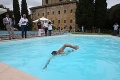 Taliansky minister si vystrelil z mafiánov: Najprv sa vykúpal v ich bazéne, potom si urobil vtipnú selfie