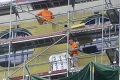 Robotníci v Bratislave kašlú na bezpečnosť: Pozrite sa, čo stvárajú vo výškach na stavbe!