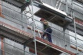 Robotníci v Bratislave kašlú na bezpečnosť: Pozrite sa, čo stvárajú vo výškach na stavbe!