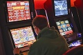 Zákaz hazardných hier pre ľudí poberajúcich dávky: Novelu už posunuli do druhého čítania