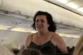 Rozzúrená žena vrieskala v lietadle po cestujúcich: Video nepríčetnej pasažierky zdieľajú tisíce ľudí