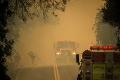 Severnú Kaliforniu pustošia lesné požiare: Ohnivý živel páli domy a vyháňa z domovov tisícky ľudí