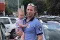 Slovenskí policajti vyslobodili z rozhorúčeného auta ĎALŠIE malé dieťa: Rodičia, zobuďte sa!