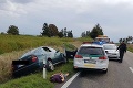 Dráma v okrese Levice: Vodič autom narazil do policajtov, viezol malé dieťa!