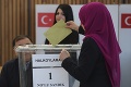 Rozšíria prezidentove právomoci? Turci v zahraničí začali hlasovať v referende