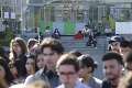 V čase skúšok zablokovali vstupy do škôl: Francúzski študenti protestujú proti novému zákonu