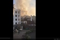 V centre Londýna horí hostinec: S masívnym požiarom bojujú desiatky hasičov