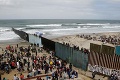 Karavána migrantov na mexicko-americkej hranici sa zmenšuje: USA vpustili prvých žiadateľov o azyl!