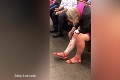 Pri tomto pohľade nebudete chápať: Žena si holila nohy na zastávke!