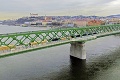 Hasiči zachránili mladú ženu: Do Dunaja skočila zo Starého mosta