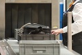 Na letisku sa povaľoval opustený kufor: Keď ho colníci otvorili, nestíhali sa čudovať