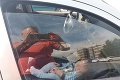 Šokujúce FOTKY z Michaloviec: Rodičia odišli od bábätka, v aute mu na dýchanie nechali 8 cm!