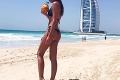 Chomisteková dráždi v Dubaji: Na pláži vystavuje svoje sexi krivky