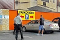Rodičia išli do obchodu, Paľka (1) zatvorili v aute: Dramatická záchrana chlapčeka v Trenčíne