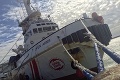 Dramatická záchrana 40 migrantov: Z americkej lode museli prejsť na taliansku