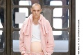 Kontroverzná módna prehliadka v Londýne: Tehotní mužskí modeli hrdo ukazovali svoje brušká!