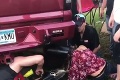 Mladá žena zažila na festivale muky: Hlava jej uviazla vo výfuku kamióna, nebezpečná záchranná akcia