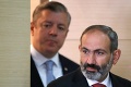 Demonštranti, ktorí požadovali pád vlády, sa dočkali: Gruzínsky premiér rezignoval
