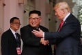 Kim Čong-un a Donald Trump si na historickom stretnutí podali ruky: Prekvapivé slová amerického prezidenta