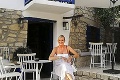 Sedemdesiatnička Vondráčková v Grécku: Krivky vystavuje v bikinách!