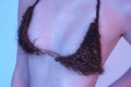 Lydia vyrába z ľudských vlasov ženské plavky: Fotky len pre silné žalúdky!