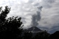 Sopka Fuego naďalej vybuchuje: Záchranári stále pátrajú po takmer 200 nezvestných
