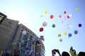 Radikáli pripevňujú na šarkany a balóny horiace predmety: Armáda zakročila modernou technikou