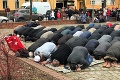 V Berlíne vyhorela mešita, moslimovia sú znepokojení: Modlia sa pred vyhorenou budovou
